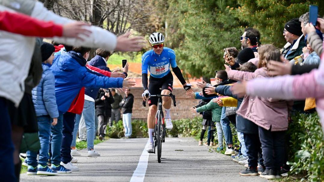 Juan Ayuso, vencedor de la carrera.