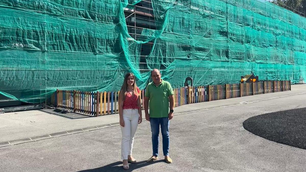 Sandra Caballero, delegada de Educación, y Gorka Álvarez, delegado de Obras, esta mañana en el colegio Eguzkitza.