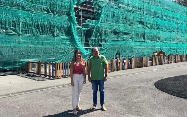 Sandra Caballero, delegada de Educación, y Gorka Álvarez, delegado de Obras, esta mañana en el colegio Eguzkitza. / N.G. Sandra Caballero, delegada de Educación, y Gorka Álvarez, delegado de Obras, esta mañana en el colegio Eguzkitza.