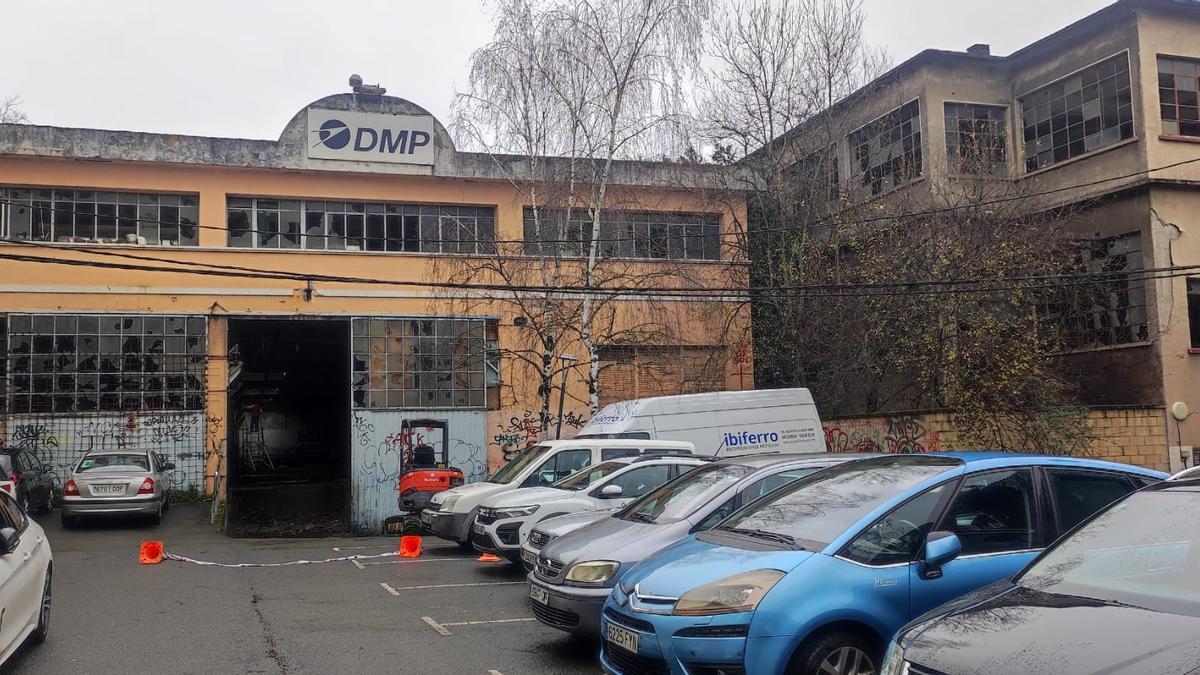 El Ayuntamiento de Elgoibar va a demoler el antiguo pabellón de DMP en Urazandiberri para habilitar en su lugar una zona para el estacionamiento de vehículos.