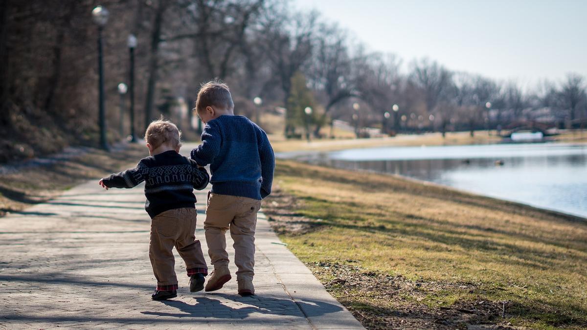 Niños paseando de la mano