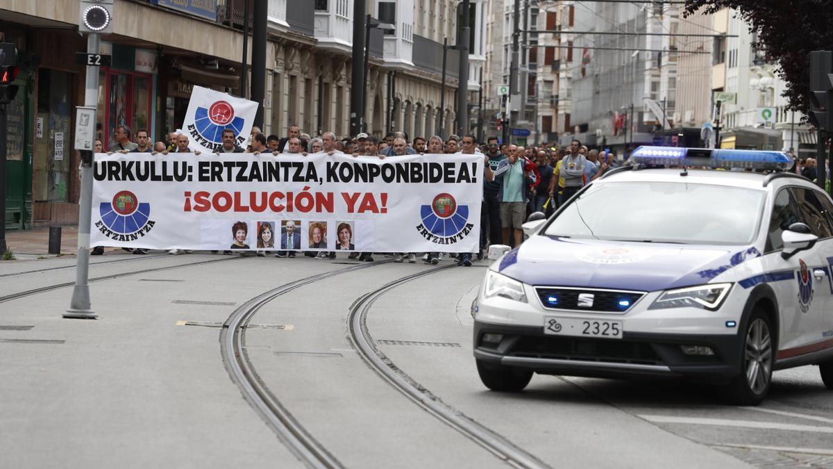Medio millar de ertzainas han protestado esta mañana por las calles de Gasteiz