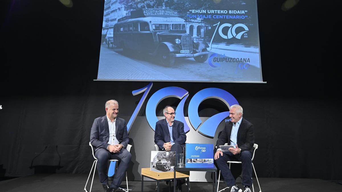 Juanjo Olaizola, autor del libro "Un viaje centenario", y José Luis Iraeta hicieron un recorrido por la historia de la compañía.