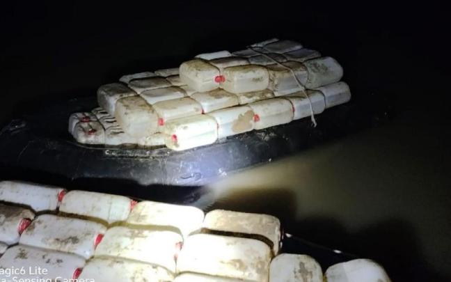 Una de las embarcaciones con petacas de gasolina intervenidas