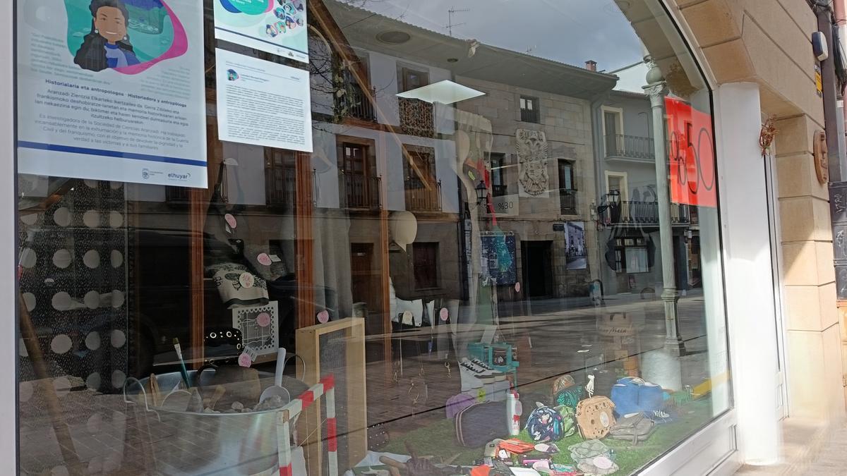 El escaparate del comercio de moda Belar Meta, en Aretxabaleta, se suma a la iniciativa.
