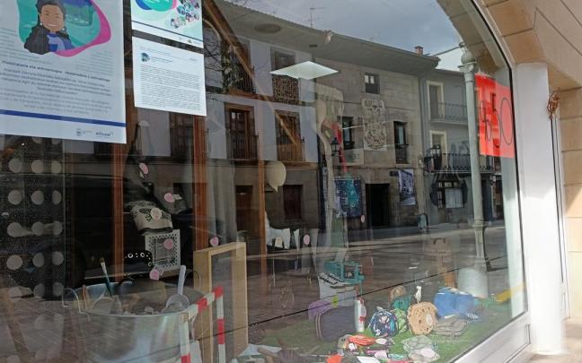 El escaparate del comercio de moda Belar Meta, en Aretxabaleta, se suma a la iniciativa.