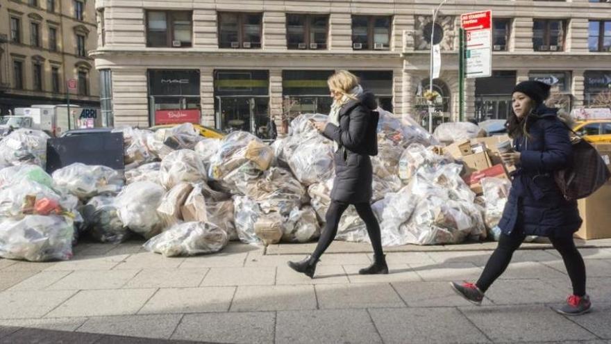 Basura acumulada en una calle de Nueva York