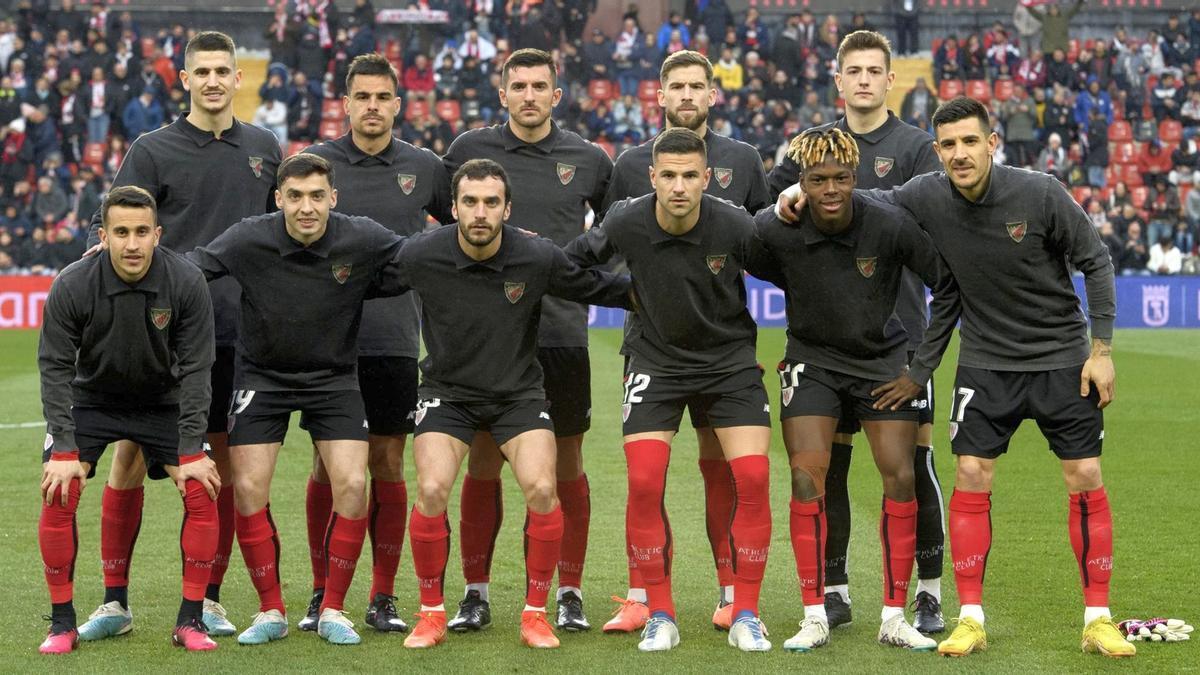 Los jugadores del Athletic salieron con la camiseta negra en homenaje a Iribar.