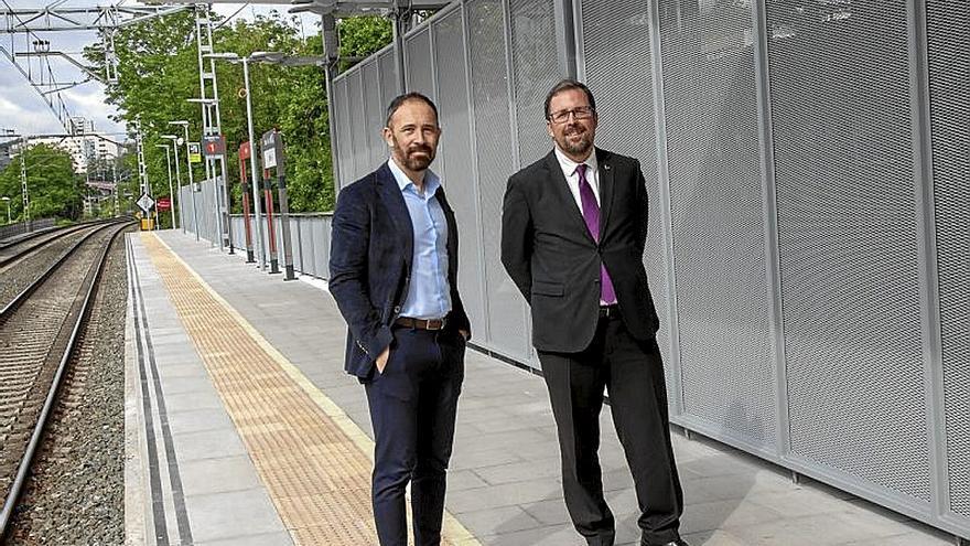 Denis Itxaso y Raül Blanco, en su visita a la estación de Herrera. | FOTO: N.G.