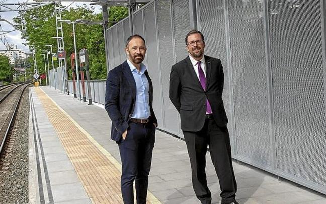Denis Itxaso y Raül Blanco, en su visita a la estación de Herrera. | FOTO: N.G. Denis Itxaso y Raül Blanco, en su visita a la estación de Herrera. | FOTO: N.G.