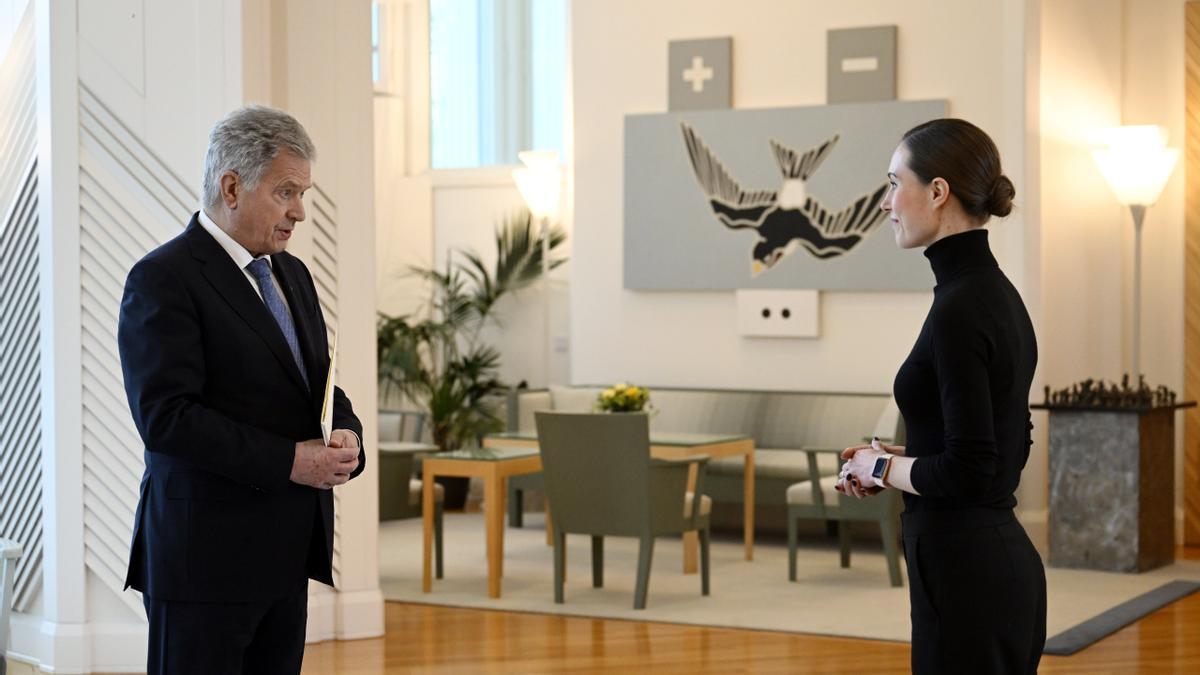 Sanna Marin presenta al presidente Niinisto su renuncia como primera ministra de Finlandia.