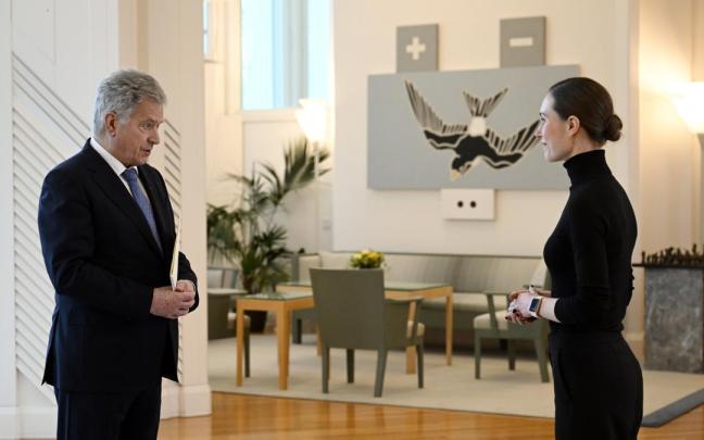 Sanna Marin presenta al presidente Niinisto su renuncia como primera ministra de Finlandia.