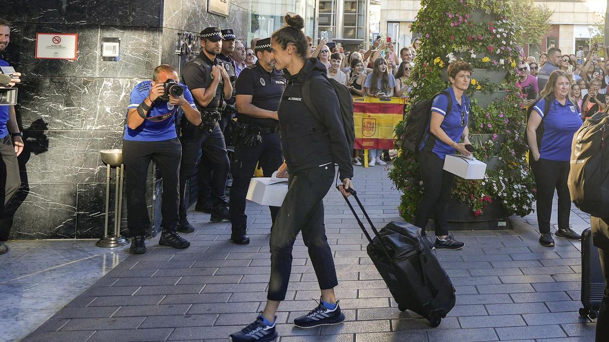 La entrenadora de la selección española de fútbol, Montse Tomé, a su llegada a Córdoba, donde se disputará el partido contra Suiza.