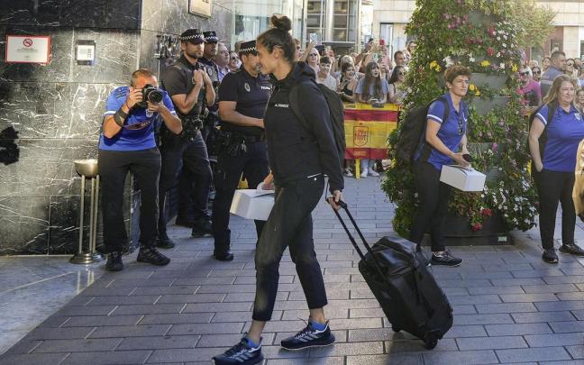 La entrenadora de la selección española de fútbol, Montse Tomé, a su llegada a Córdoba, donde se disputará el partido contra Suiza. La entrenadora de la selección española de fútbol, Montse Tomé, a su llegada a Córdoba, donde se disputará el partido contra Suiza.