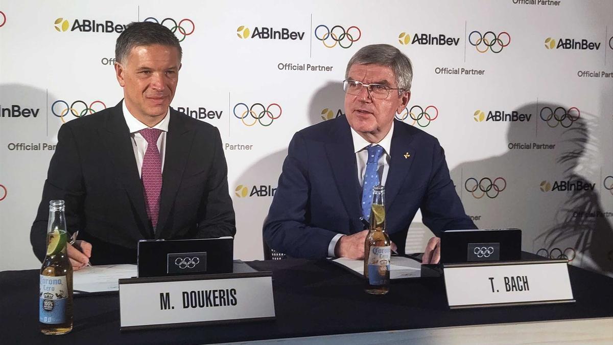 Michael Doukeris, director general de AB Inbev, y Thomas Bach, presidente del Comité Olímpico Internacional, en una conferencia de prensa.