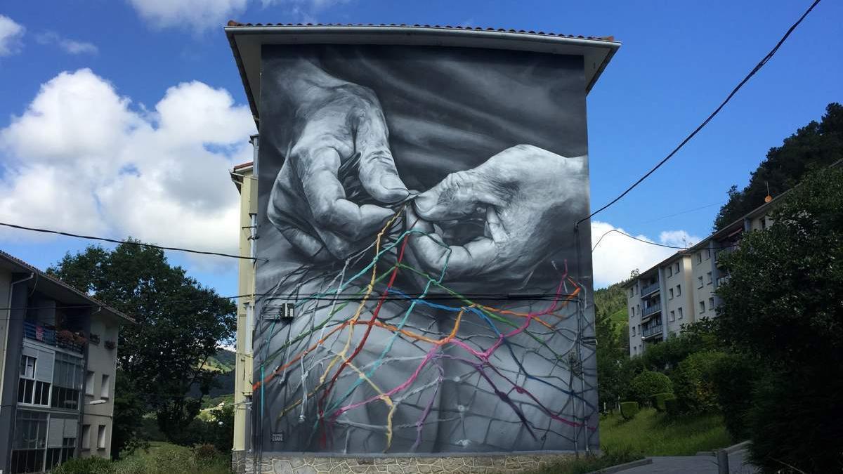 'Las manos de muchas', de la muralista Lian, en el barrio de Kamiñazpi en Ondarroa.