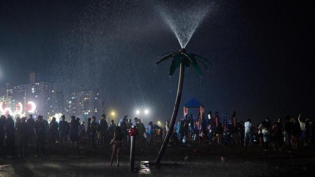 Playa de Coney Island en la noche del 4 de julio.
