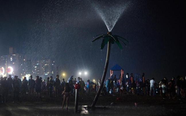 Playa de Coney Island en la noche del 4 de julio.