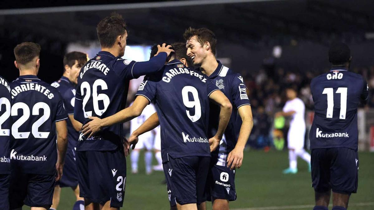 Los jugadores de la Real celebran contra el Buñol el solitario gol de Carlos Fernández. / REAL SOCIEDAD