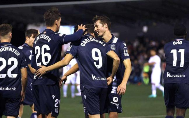 Los jugadores de la Real celebran contra el Buñol el solitario gol de Carlos Fernández. / REAL SOCIEDAD