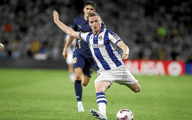 Sergio Gómez se dispone a chutar con su pierna izquierda