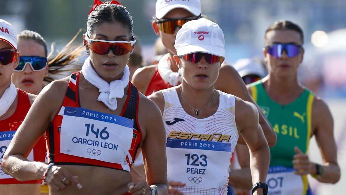 María Pérez (2d) y la peruana Kimberly García León (2i) compiten en la prueba de los 20 km marcha.