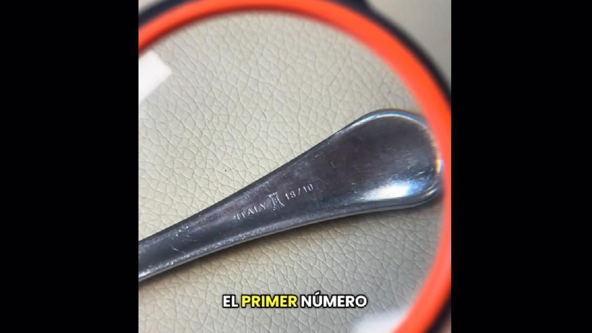 Los números grabados en la parte trasera de una cucharilla.