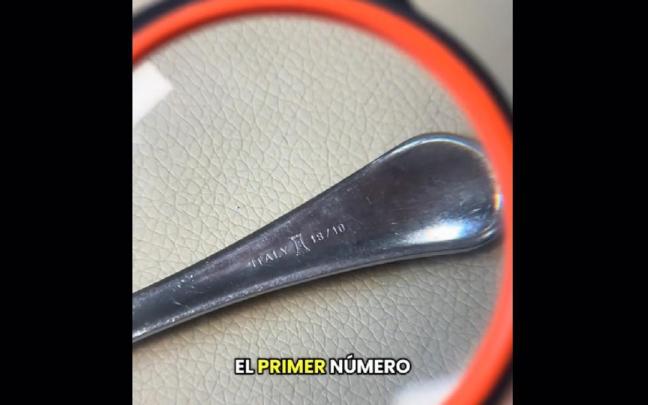 Los números grabados en la parte trasera de una cucharilla. / TikTok (@janelcuesta) Los números grabados en la parte trasera de una cucharilla.