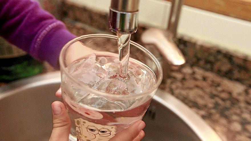 Una persona llena un vaso de agua en su casa. | FOTO: OSKAR MARTÍNEZ