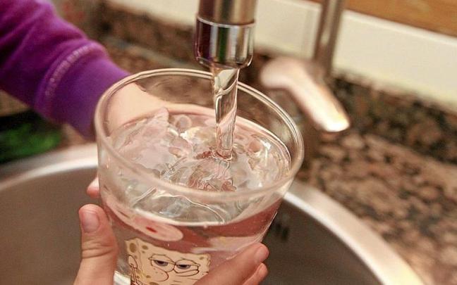 Una persona llena un vaso de agua en su casa. | FOTO: OSKAR MARTÍNEZ