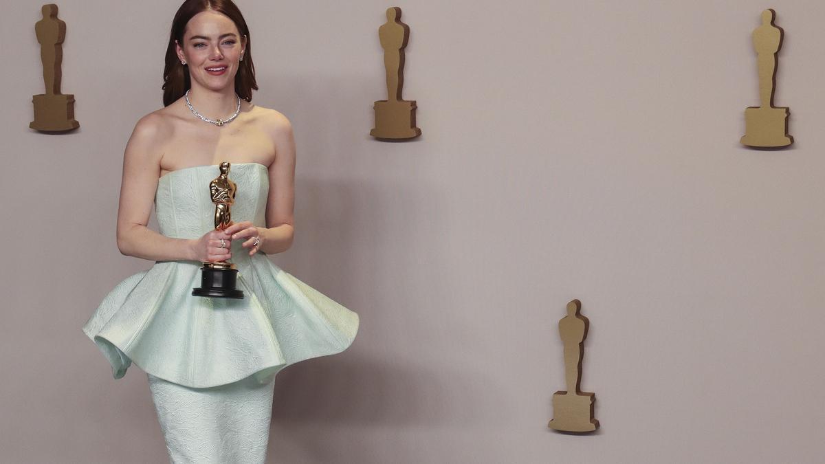 Emma Stone con el Oscar de "Mejor Actriz"