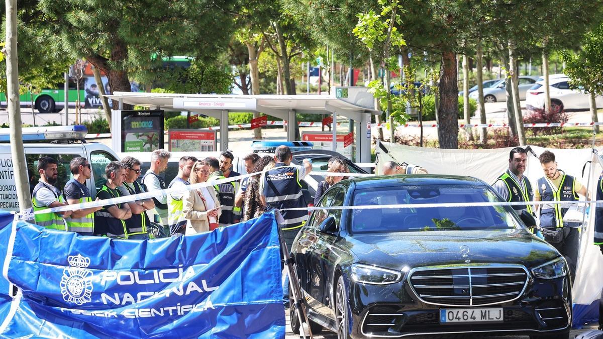 Dispositivo policial en el entorno del Colegio Americano de Pozuelo de Alarcón.