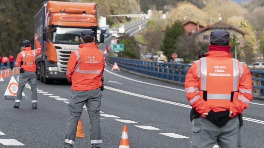 Agentes de la Policía Foral controlando el tráfico