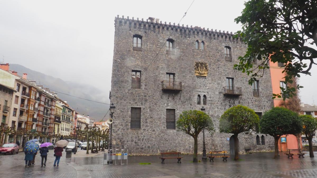 Vista de la torre Idiakez de Azkoitia, otro de los atractivos de la comarca de Urola Erdia que se podrá admirar en las visitas guiadas