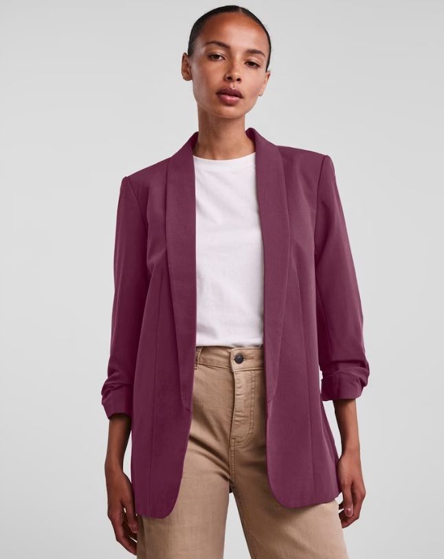 Blazer en color granate sin botones.