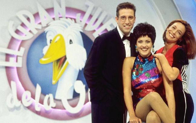 Emilo Aragón, Patricia Pérez y Lydia Bosch, junto al logo del programa.