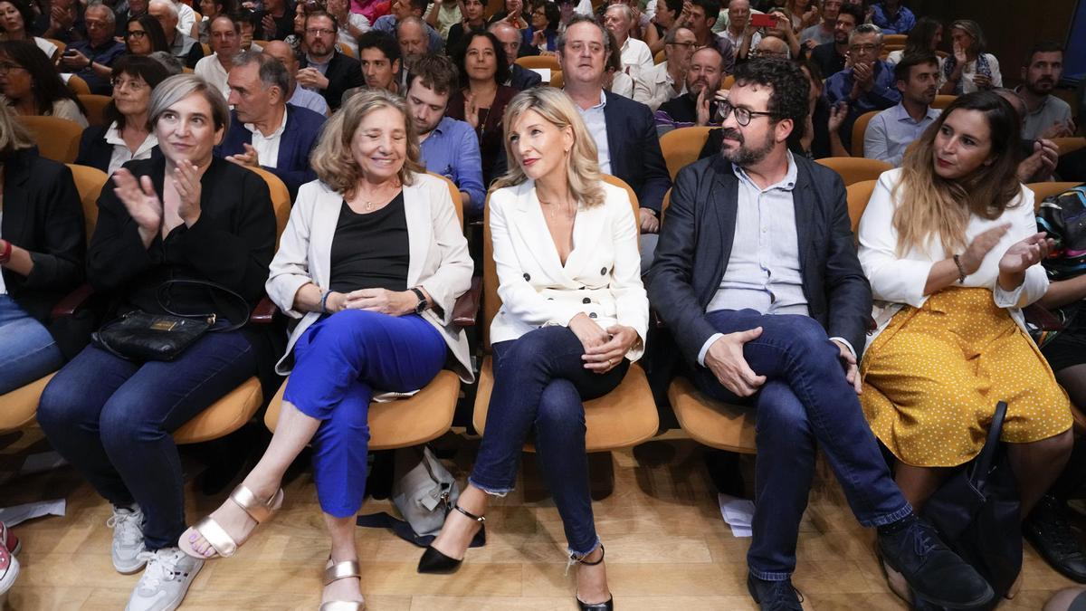 La líder de Sumar y vicepresidenta del Gobierno en funciones, Yolanda Díaz (c), participa junto a la ex alcaldesa de Barcelona Ada Colao (i) en el acto de presentación de Sumar-En Comú Podem de su dictamen jurídico