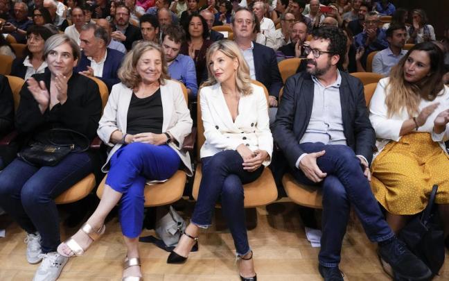 La líder de Sumar y vicepresidenta del Gobierno en funciones, Yolanda Díaz (c), participa junto a la ex alcaldesa de Barcelona Ada Colao (i) en el acto de presentación de Sumar-En Comú Podem de su dictamen jurídico