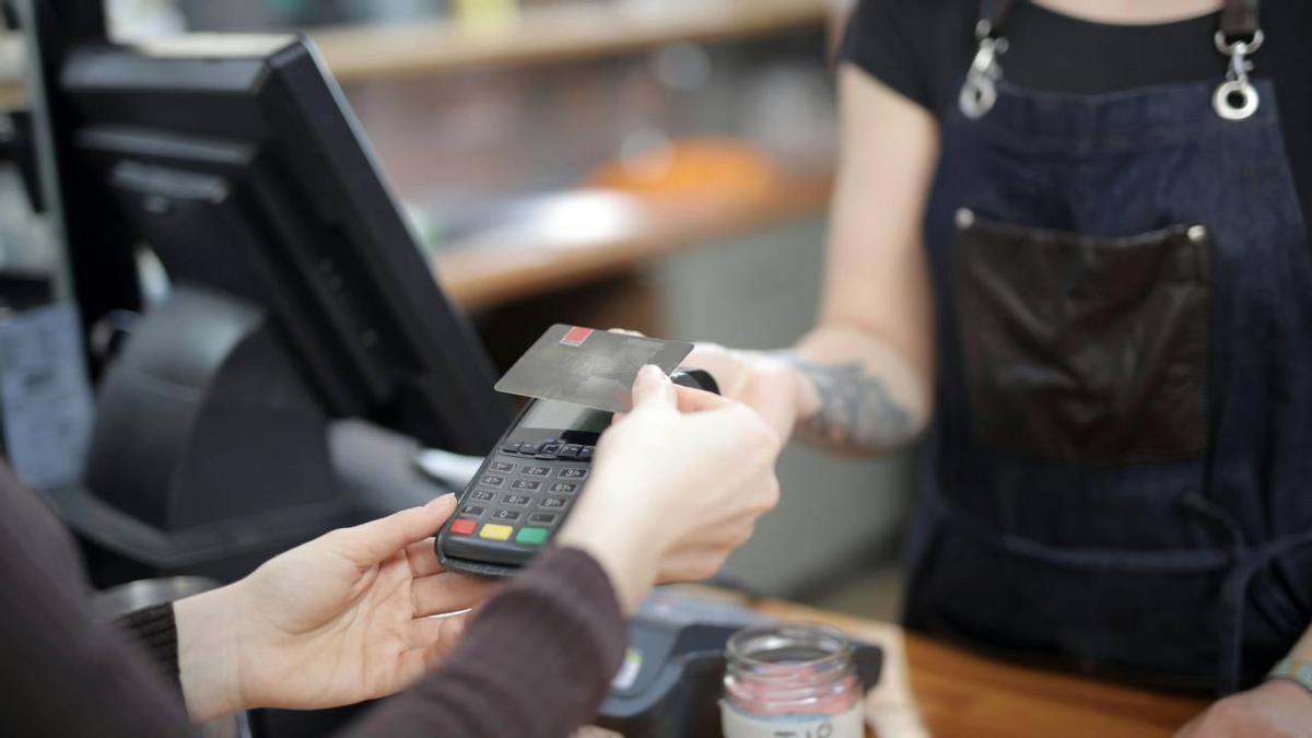 El error al pagar con tarjeta del que avisa el Banco de España