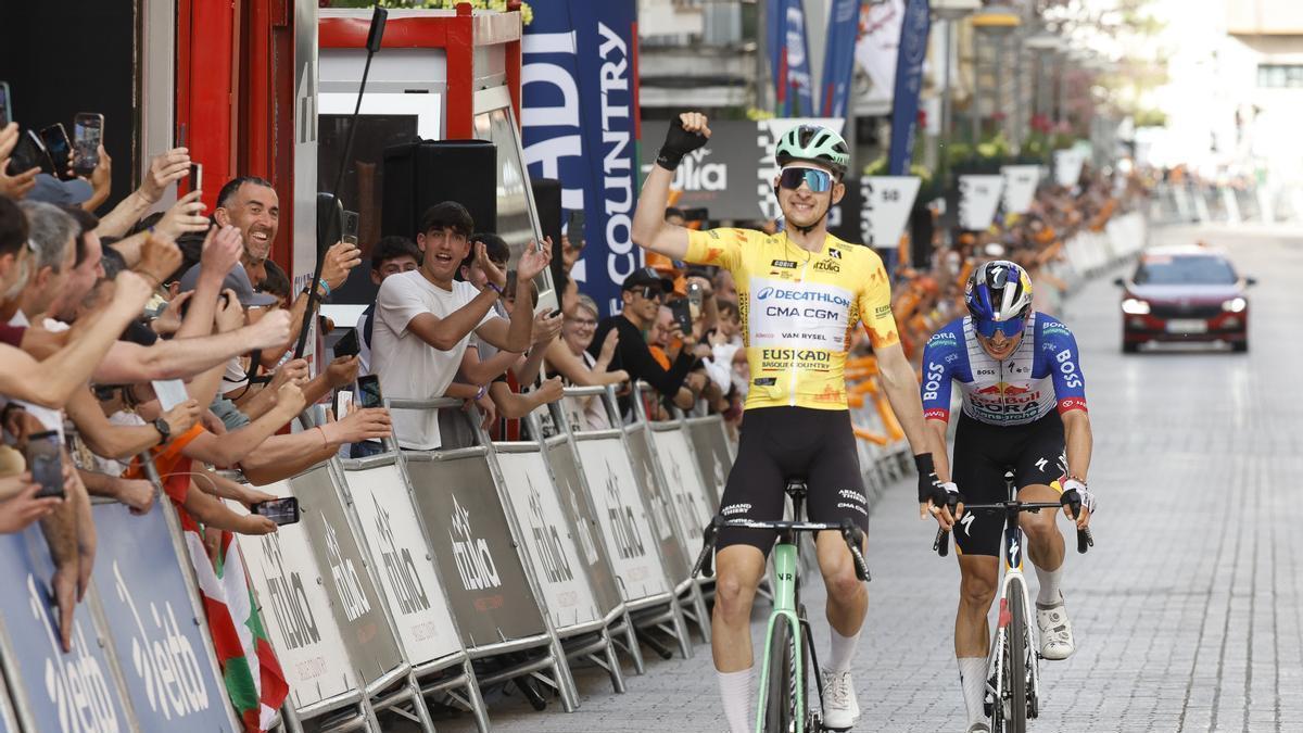 Paul Seixas, vencedor de la etapa en Eibar.