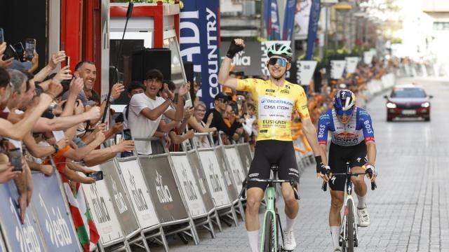 Paul Seixas, vencedor de la etapa en Eibar.