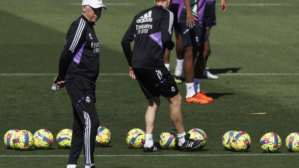 Carlo Ancelotti, durante el entrenamiento de este lunes en Valdebebas. / SERGIO PÉREZ