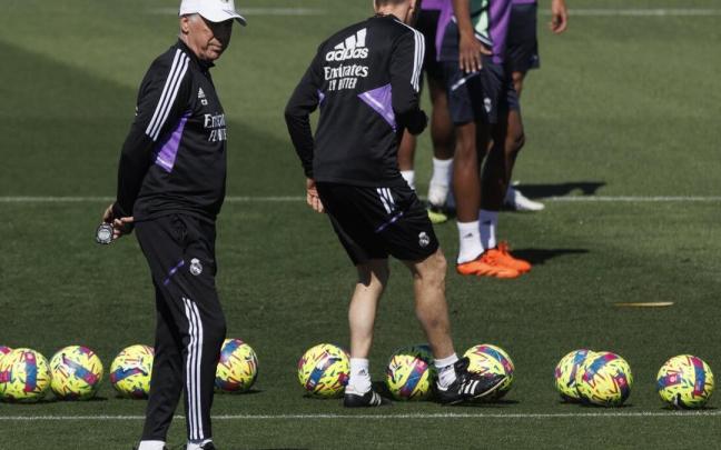 Carlo Ancelotti, durante el entrenamiento de este lunes en Valdebebas. / SERGIO PÉREZ