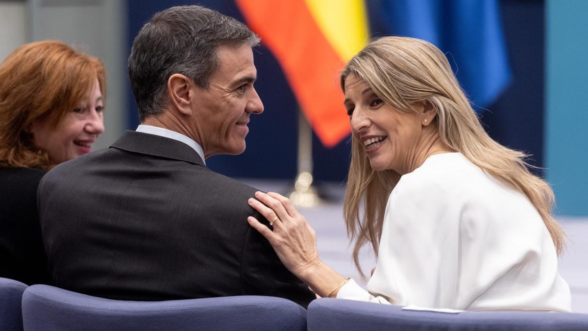 El presidente del Gobierno, Pedro Sánchez, y la vicepresidenta segunda y ministra de Trabajo y Economía Social, Yolanda Díaz, durante el acto de la firma del acuerdo para la subida del salario mínimo interprofesional (SMI).
