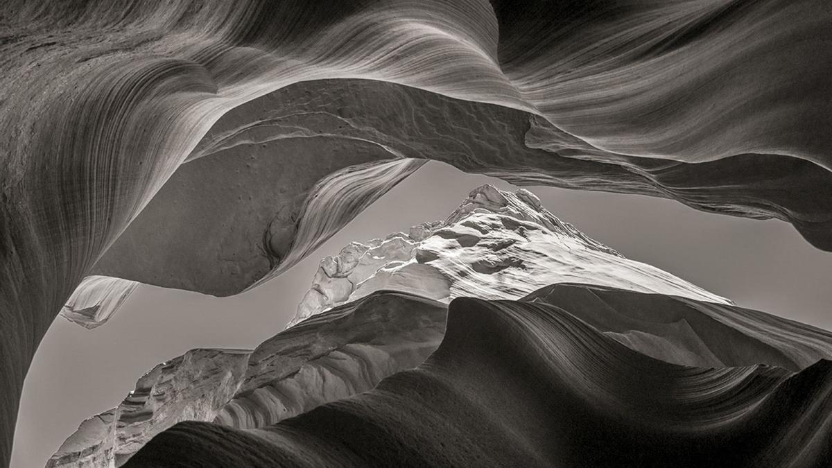 La erosión del agua ha dado lugar a sugerentes formas que cautivan a los que tienen la ocasión de transitar entre las paredes de Antelope Canyon.