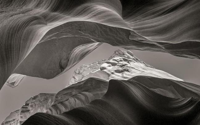 La erosión del agua ha dado lugar a sugerentes formas que cautivan a los que tienen la ocasión de transitar entre las paredes de Antelope Canyon.