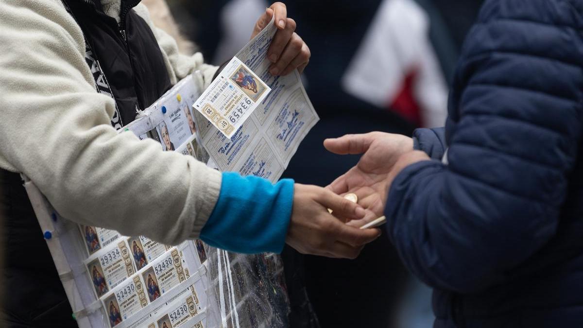 Persona comprando Lotería de Navidad