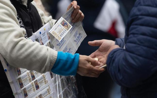 Persona comprando Lotería de Navidad