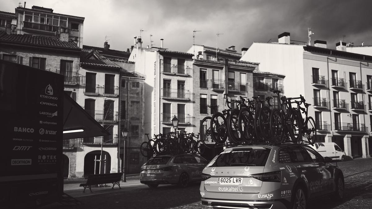 Vehículo de asistencia del Euskaltel-Euskadi con todas las bicicletas.