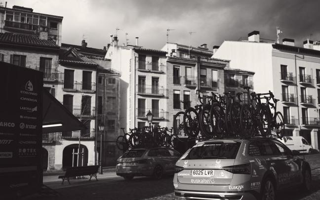 Vehículo de asistencia del Euskaltel-Euskadi con todas las bicicletas. Vehículo de asistencia del Euskaltel-Euskadi con todas las bicicletas.